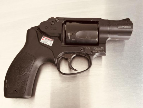 VENDIDO!!!
Vendo Revólver Smith & Wesson M&P BODYGUARD 38 2”
Arma con poco disparaos, negro mate, 01