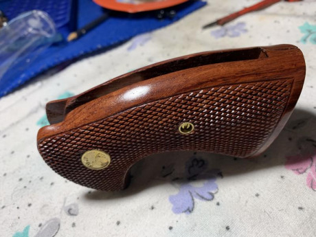 Pongo a la venta estas cachas para Colt Python. Precio 80€  TLF 652500517 02