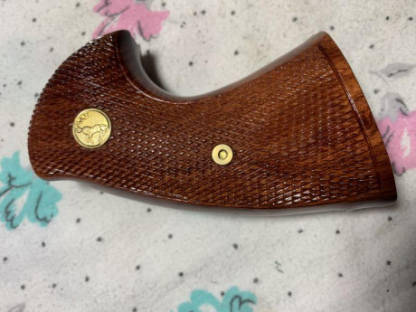 Pongo a la venta estas cachas para Colt Python. Precio 80€  TLF 652500517 00