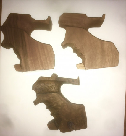 Vendo cacha Pardini para Pistola Aire y Pistola 22lr o 32 - 110€, mas una cacha ring para Pistola aire 01