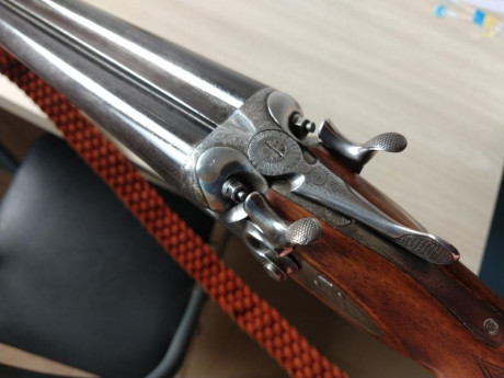 a la venta una paralela de perrillos calibre 12/70, Ignacio Ugartechea, lleva triple cierre Purdey,cañones 02