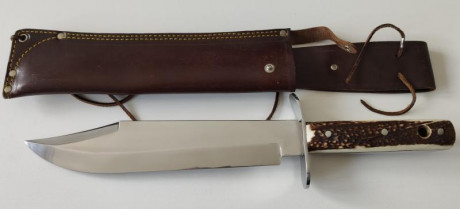 Muela Bowie. Hoja de 26m y 40cm en total (aprox). Sin marcaje. Tanto en cuchillo como la funda estan sin 01