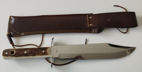 Muela Bowie. Hoja de 26m y 40cm en total (aprox). Sin marcaje. Tanto en cuchillo como la funda estan sin 00