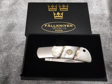 Vendo esta preciosa navaja fallkniven tk3 madreperla en perfecto estado , caja original y funda con desgaste. 02
