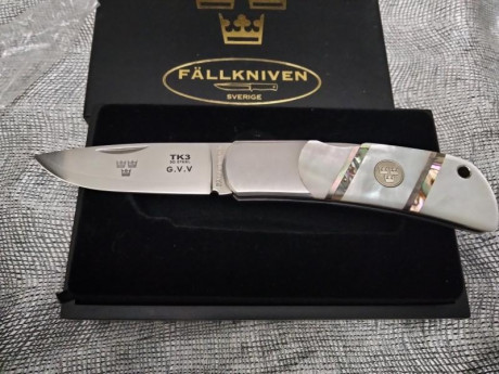 Vendo esta preciosa navaja fallkniven tk3 madreperla en perfecto estado , caja original y funda con desgaste. 01