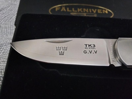 Vendo esta preciosa navaja fallkniven tk3 madreperla en perfecto estado , caja original y funda con desgaste. 00