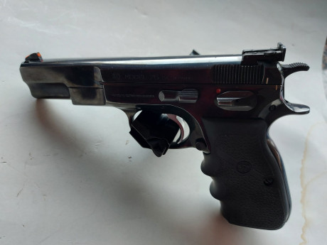 Un amigo vende  CZ75 cal 9mm Par.
1 sólo cargador, precio 275€ puesta en casa (destino penínsular), no 01
