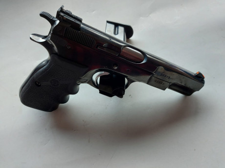 Un amigo vende  CZ75 cal 9mm Par.
1 sólo cargador, precio 275€ puesta en casa (destino penínsular), no 00