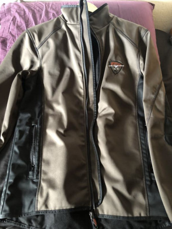 Sudadera nueva 20€ 
Forro polartec poco uso 25€ 20