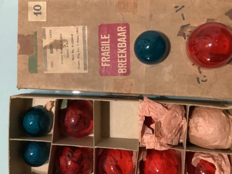 Se vende lote de tulipas de vidrio de luces de señalización de avión años 70 ,hay rojas y azules ,precio 00