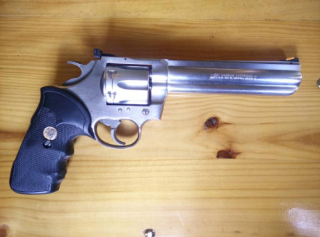 Vendo Colt King Cobra 357Mag. de 6 pulgadas
Guiada en F con municion 38spl.
Toda en acero inox, estriado 01