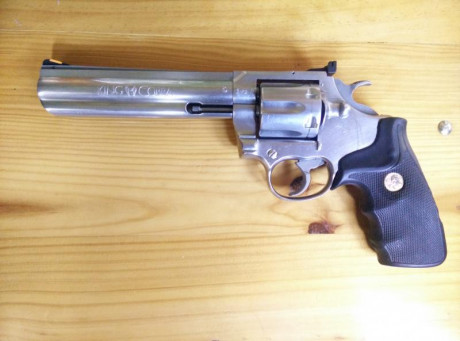 Vendo Colt King Cobra 357Mag. de 6 pulgadas
Guiada en F con municion 38spl.
Toda en acero inox, estriado 00