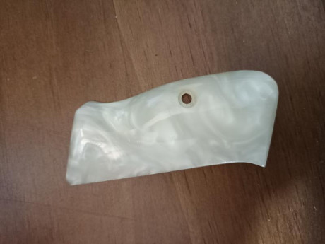 Pongo a la venta esta empuñadura para CZ 75, colocada queda muy bonita, esta nueva.

Precio 50 euros. 00