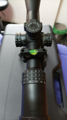 Vendo visor vector óptics de 10-40x50  retícula punto dog  tuvo de 30 retícula super fina está nuevo a 11