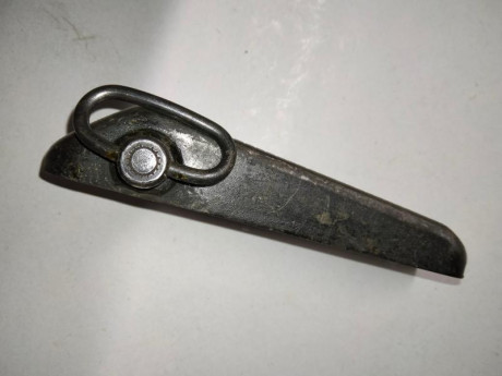 Hola, vendo una cantonera metalica para la culata de madera del subfusil UZI 
La cantonera esta usada 01