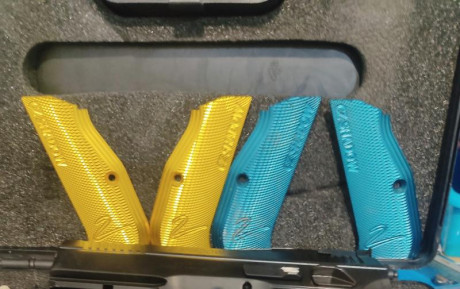 Buenas, vendo cachas originales de aluminio de CZ shadow 2, tengo dos azules, una de ellas de una pistola 00
