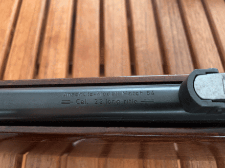 Vendo esta magnífica carabina Anschutz 64. Incluye:

- Maletín original de madera forrado en rojo
- Culata 01
