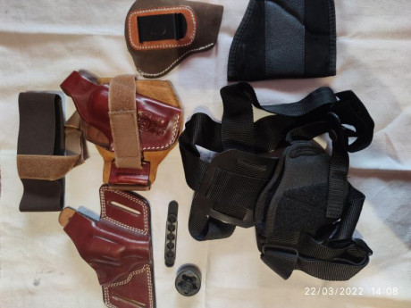 Buenas vendo este pack por 50€.
Fundas de todo tipo en buen estado y dos speedloader uno de seis plano 00