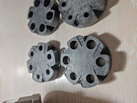 Se vende Dispensador Auto-Disk de Lee nuevo sin estrenar ,con cuatro discos ,el precio 45€ más gastos 00