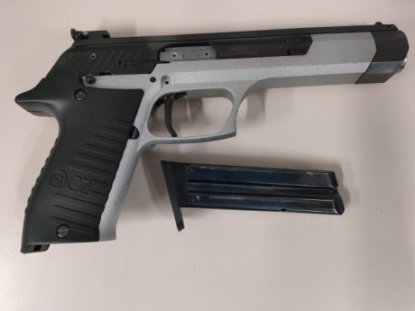 Buenos días, una compañera me ha dicho que le ponga en venta una pistola CZ 122 calibre 22LR. La compró 01