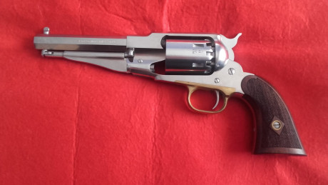-Hola, un amigo se Sevilla pone a la venta este revolver de avancarga.
Lo tiene guiado en Libro de coleccionista,NUNCA 02