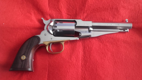 -Hola, un amigo se Sevilla pone a la venta este revolver de avancarga.
Lo tiene guiado en Libro de coleccionista,NUNCA 01