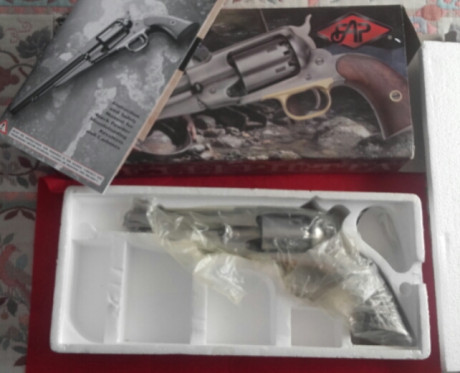 -Hola, un amigo se Sevilla pone a la venta este revolver de avancarga.
Lo tiene guiado en Libro de coleccionista,NUNCA 00
