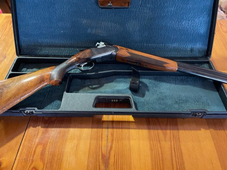 Escopeta superpuesta Breda de caza calibre 12. Precio   150 € con su maletín. 
Buen estado, arañazo en 02
