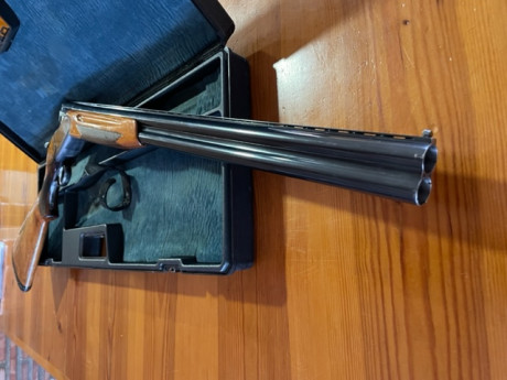 Escopeta superpuesta Breda de caza calibre 12. Precio   150 € con su maletín. 
Buen estado, arañazo en 00