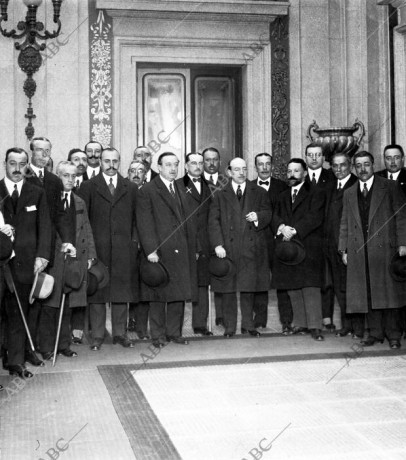  EN RECUERDO Y HOMENAJE A LOS QUE YA NO ESTÁN. 

Si pones en  GOOGLE    PASAPORTES EN LA MEMORIA   da 61