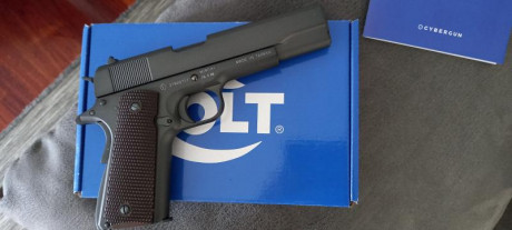 Pistola Colt 1911 de airsoft en calibre 6mm dispara bolas de plástico carga por botellas de co2, replica 02