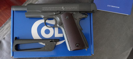 Pistola Colt 1911 de airsoft en calibre 6mm dispara bolas de plástico carga por botellas de co2, replica 01