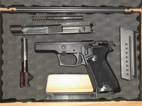 Buenos días, vendo esta preciosidad.

Marca: Sig Sauer
Modelo: P220 "Pistole 75"
Calibre: 9mm 02