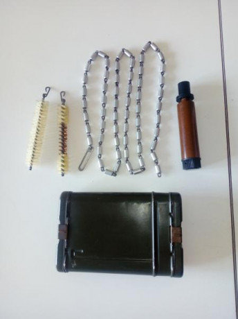 Vendo útiles de limpieza  con estuche metálico y estuche de cuero para repuestos de ametralladora MG 42por 01