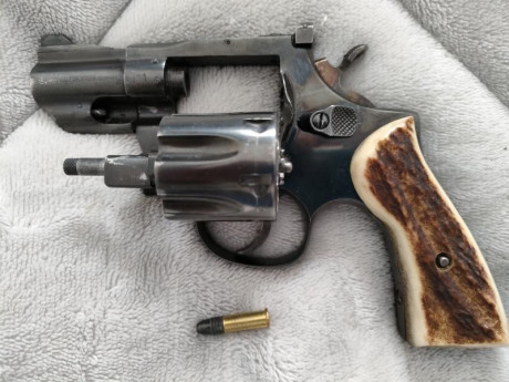 Buenas tardes, por falta de uso vendo un bonito y original revolver Llama de 2", calibre 22LR. Tiene 02