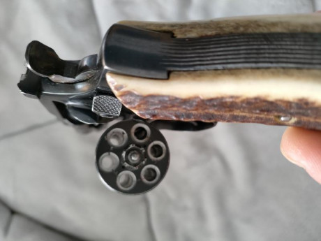 Buenas tardes, por falta de uso vendo un bonito y original revolver Llama de 2", calibre 22LR. Tiene 10