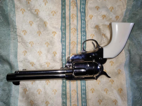 Pues eso ,vendo un Revolver pietta  45 Long Colt niquelado ,como nuevo estéticamente y mecánicamente. 01