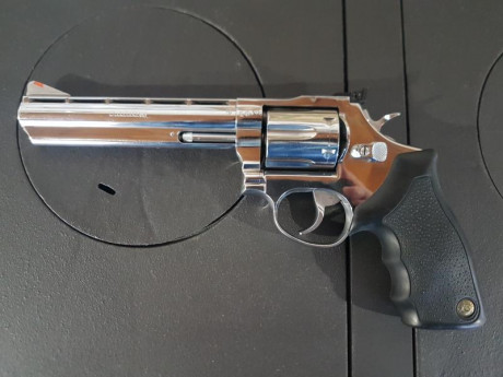 Hola a todos. Pongo a la venta por no usar este Taurus 357 magnum de 6" cromado. 
Como podéis ver 02
