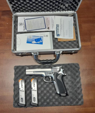Vendo pistola S&W modelo 5906 PPC calibre 9mm pb de 5 pulgadas. Maletín original, dos cargadores, 02