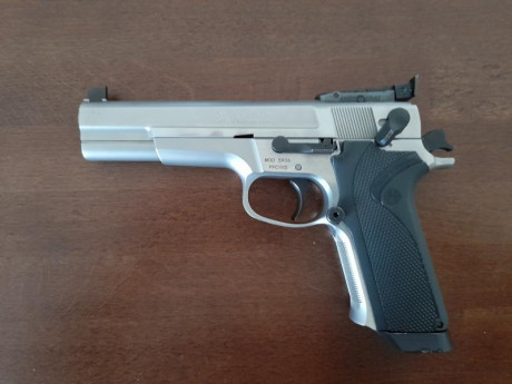 Vendo pistola S&W modelo 5906 PPC calibre 9mm pb de 5 pulgadas. Maletín original, dos cargadores, 12