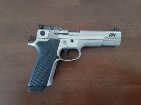 Vendo pistola S&W modelo 5906 PPC calibre 9mm pb de 5 pulgadas. Maletín original, dos cargadores, 22