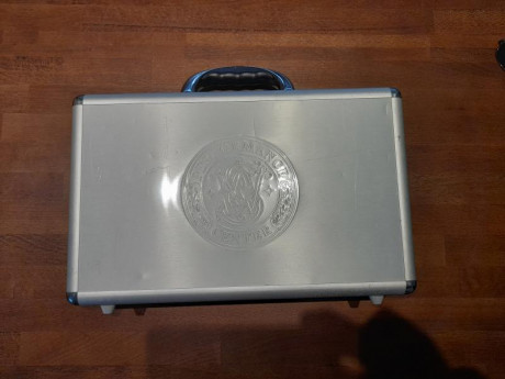 Vendo pistola S&W modelo 5906 PPC calibre 9mm pb de 5 pulgadas. Maletín original, dos cargadores, 20