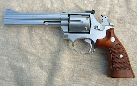 Vendo mi revólver Smith and Wesson 357 Magnum. Modelo 686 de 6 pulgadas, puede disparar 358 especial y 02