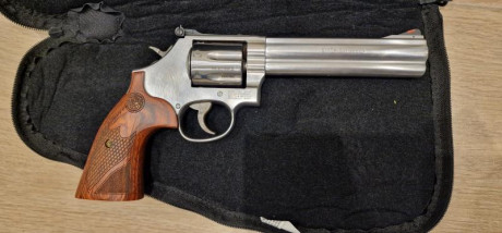 Se vende este precioso S&W 686 Plus Deluxe en estado impoluto. Tiene 400 tiros y lo vendo por no tener 02