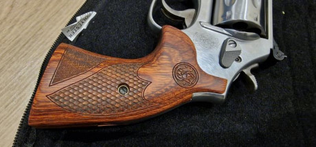 Se vende este precioso S&W 686 Plus Deluxe en estado impoluto. Tiene 400 tiros y lo vendo por no tener 10
