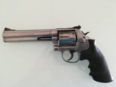 Hola vendo las siguientes armas
Pistola FN internacional 22lr
Precio 70 e
Revolver S&W 38-357 
Tiene 01