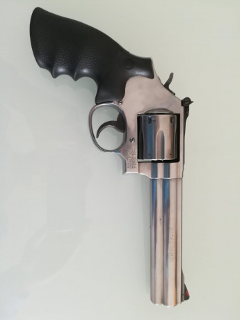 Hola vendo las siguientes armas
Pistola FN internacional 22lr
Precio 70 e
Revolver S&W 38-357 
Tiene 00