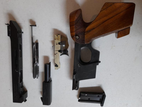 Vendo esta Walther OSP recamarada por armero al 22lr, de hecho esta guiada en F como 22lr.  Tiene mejorado 00