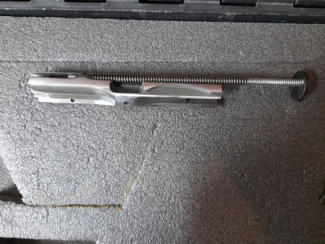 Vendo esta Walther OSP recamarada por armero al 22lr, de hecho esta guiada en F como 22lr.  Tiene mejorado 12