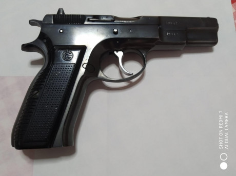 Buenas tardes foreros.
Un compañero pone a la venta una CZ 75 Primeras series, con martillo de espolón.
El 01